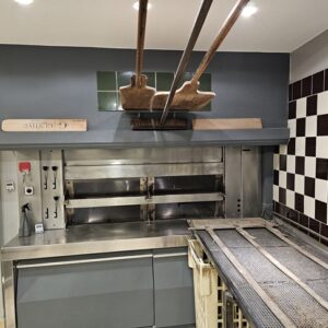 four-a-soles-visible-du-magasin-300x300 Accueil